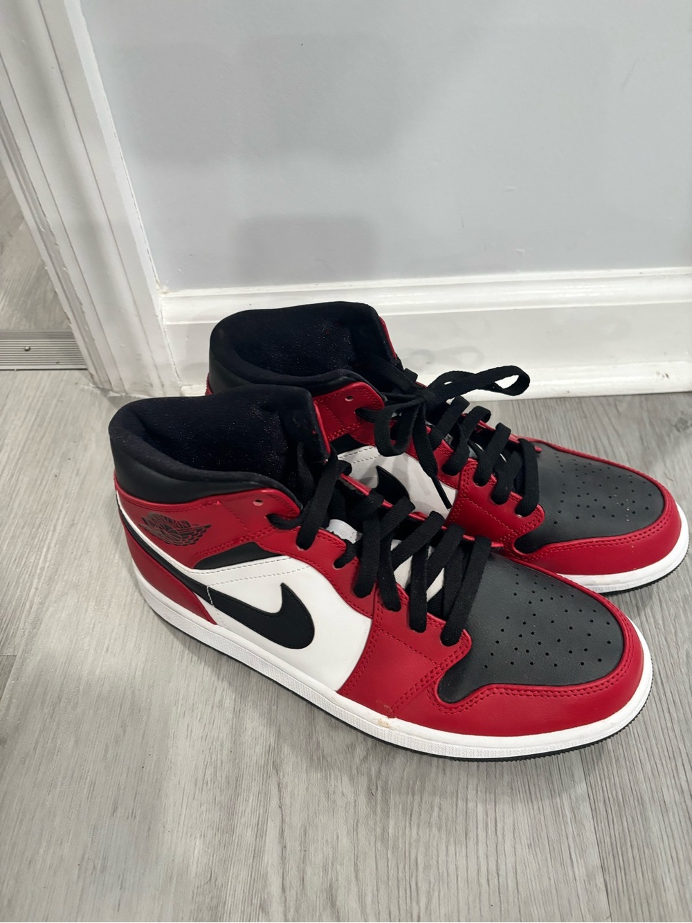 Nike Air Jordan 1 Mid - Black / Red / White